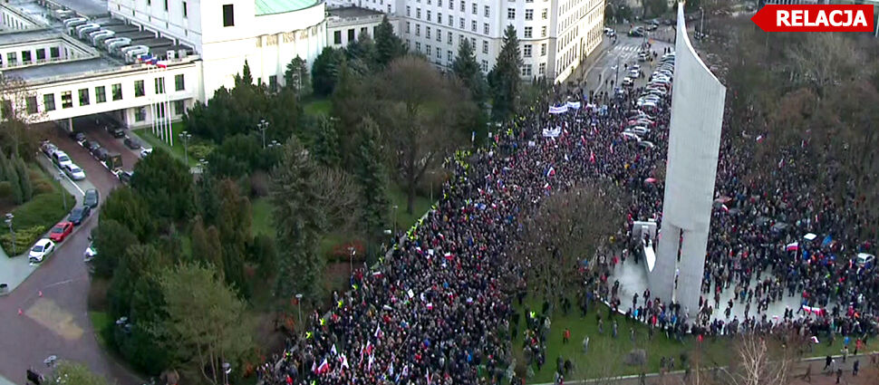 Marsz sprzed Trybunału idzie przed<br />
Pałac Prezydencki. Najpierw Sejm